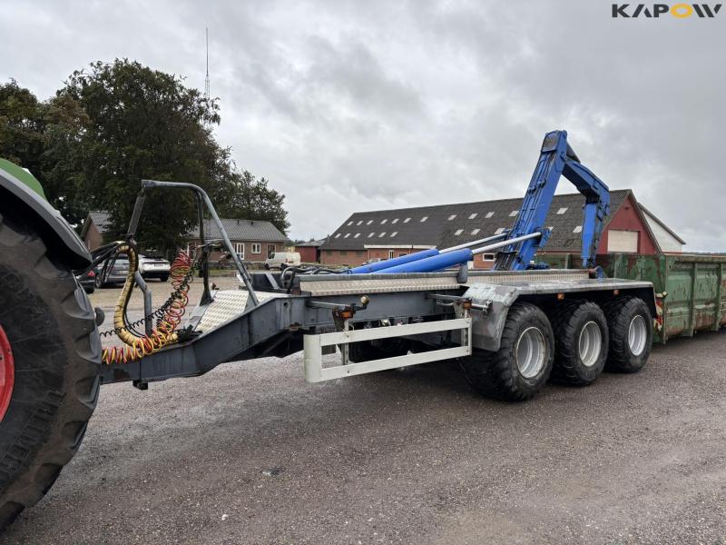 Hooklift truck 3 axles 1