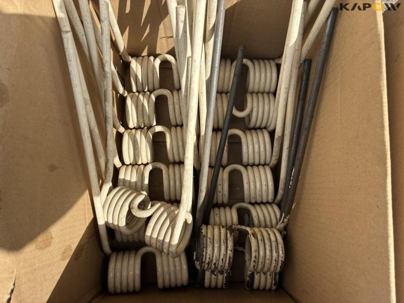 Crown rake/spreader spring 3