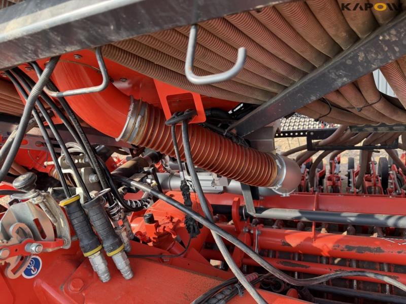 Kuhn 4030 power harrow seeding kit 9