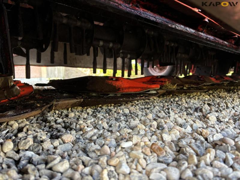 Kuhn FC352G windrower 31