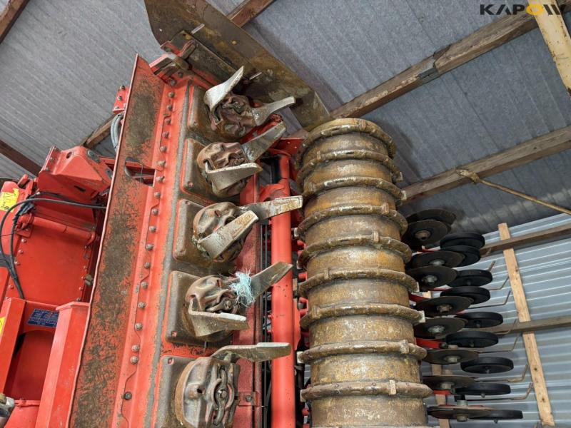 Kuhn HR6004 + TF1500 power harrow seeding set 43