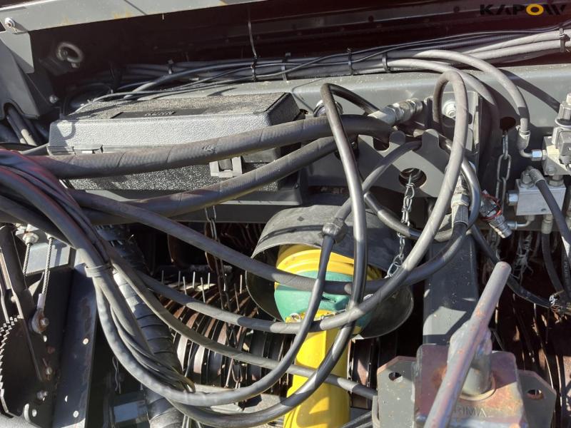 Kuhn VBP 3195 IntelliWrap baler 16