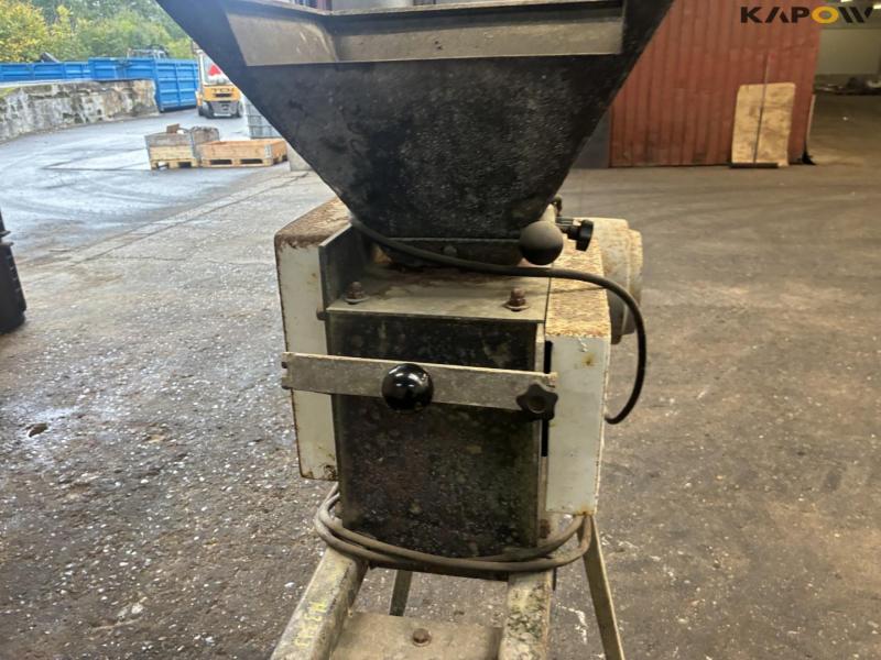 Grinder with stand 9