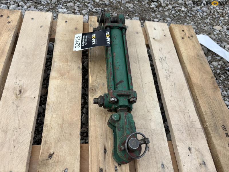 Kverneland cylinder for furrow adjustment 3