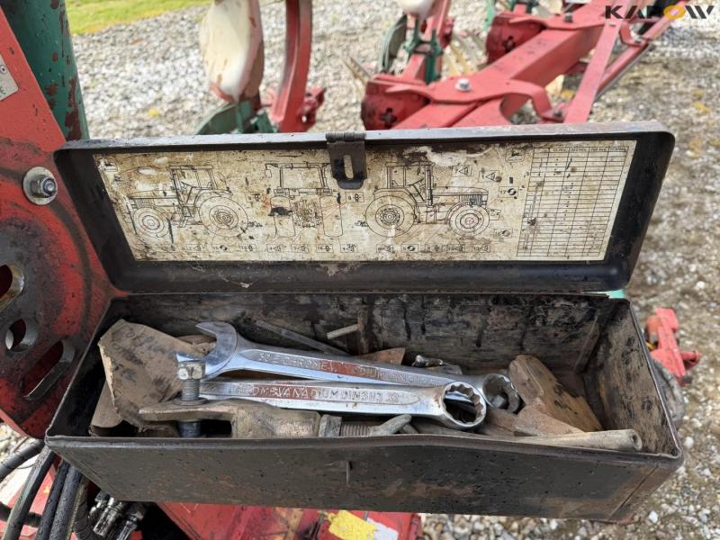 Kverneland EG100 furrow plough 43