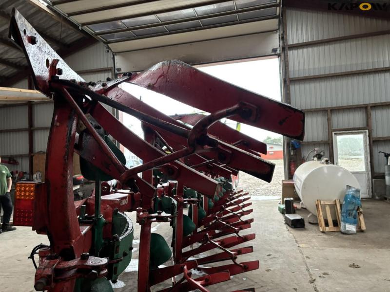 Kverneland PG100 8 furrow plough 37