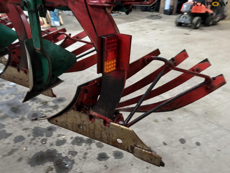 Kverneland PG100 8 furrow plough 38