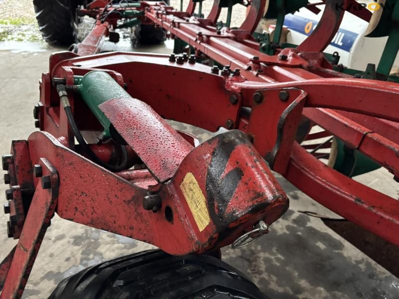 Kverneland PG100 8 furrow plough 47