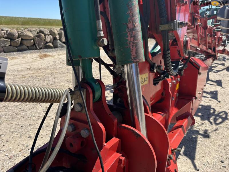 Kverneland PW 100 8 furrow reversible plough 16