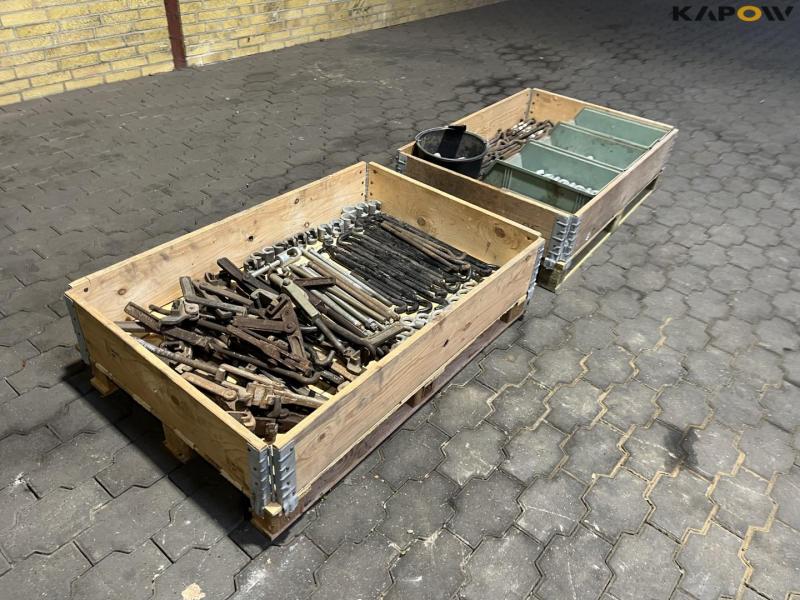 Locks for twin wheels 3