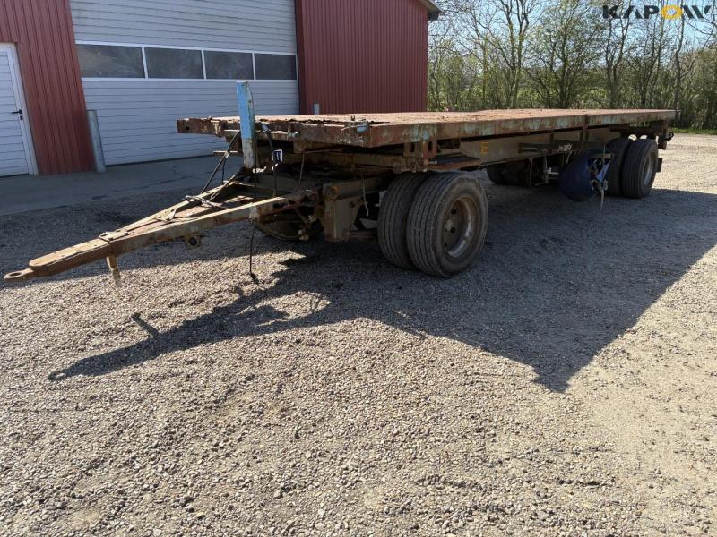 Flatbed truck with brakes on 1 axle 1