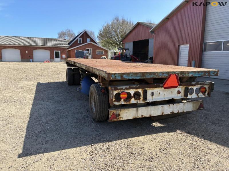 Flatbed truck with brakes on 1 axle 6