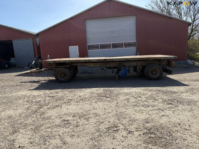 Flatbed truck with brakes on 1 axle 7
