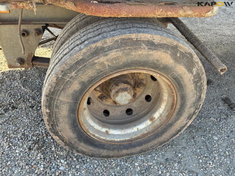 Flatbed truck with brakes on 1 axle 12