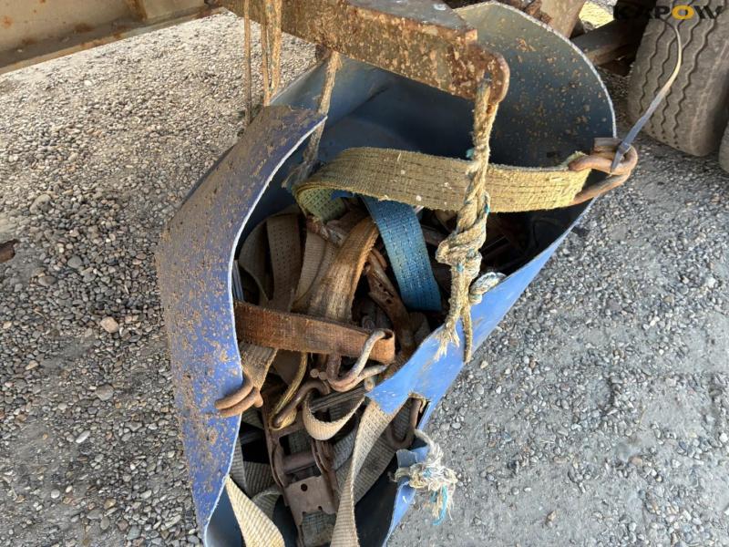 Flatbed truck with brakes on 1 axle 14