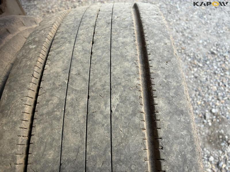 Flatbed truck with brakes on 1 axle 20