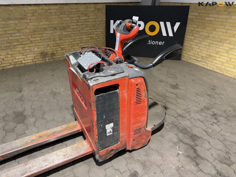 Linde 20 electric stacker 9