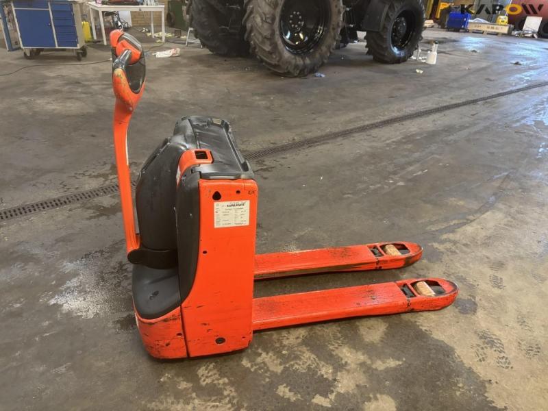 Linde T16 electric stacker 3