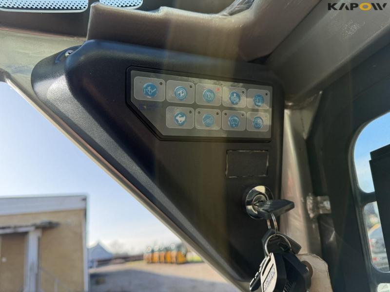 Liugong 385B skid steer loader 30