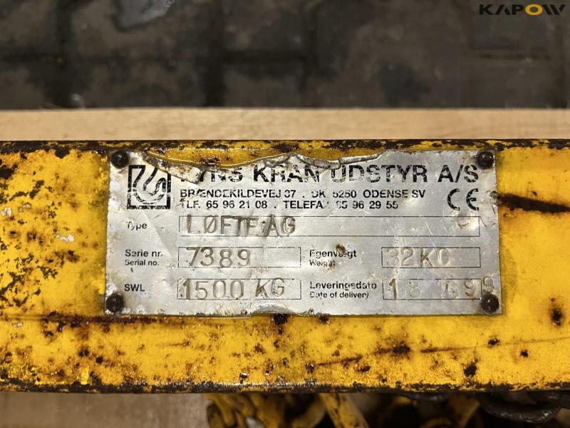 Lifting yoke for crane 10