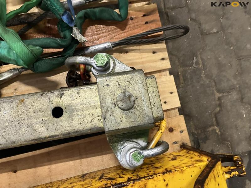 Lifting yoke for crane 13