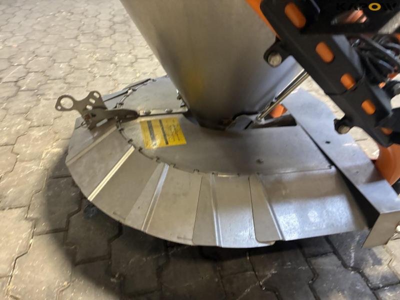 LS Cosmo P-Pro 180 salt spreader - NEW 11