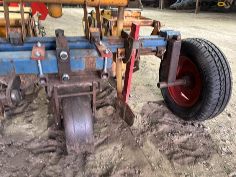 Corn seeder - 4 rows. 10