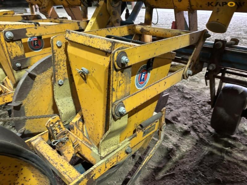 Corn seeder - 4 rows. 28