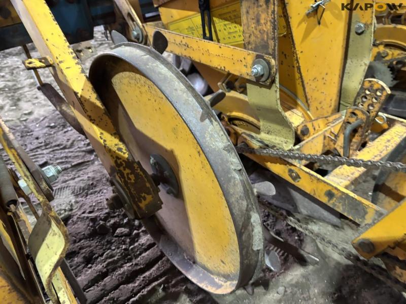 Corn seeder - 4 rows. 34