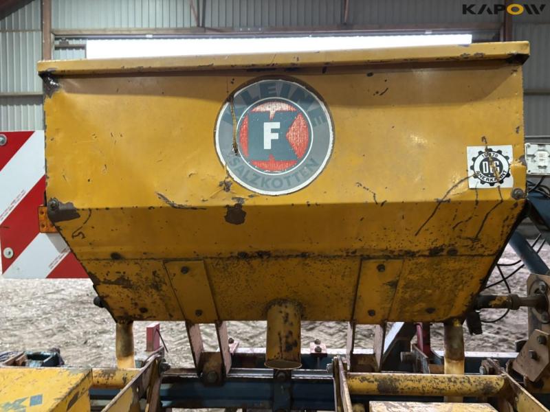 Corn seeder - 4 rows. 44