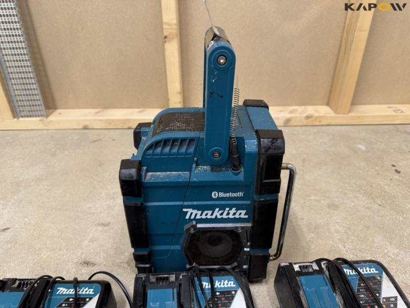 Makita radio, batteries and charger 9