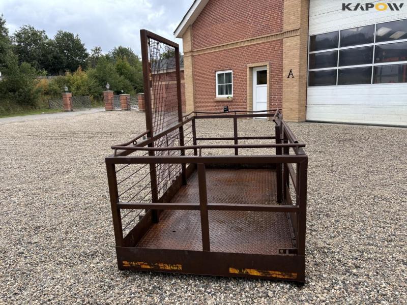 Crew basket for pallet forks 8