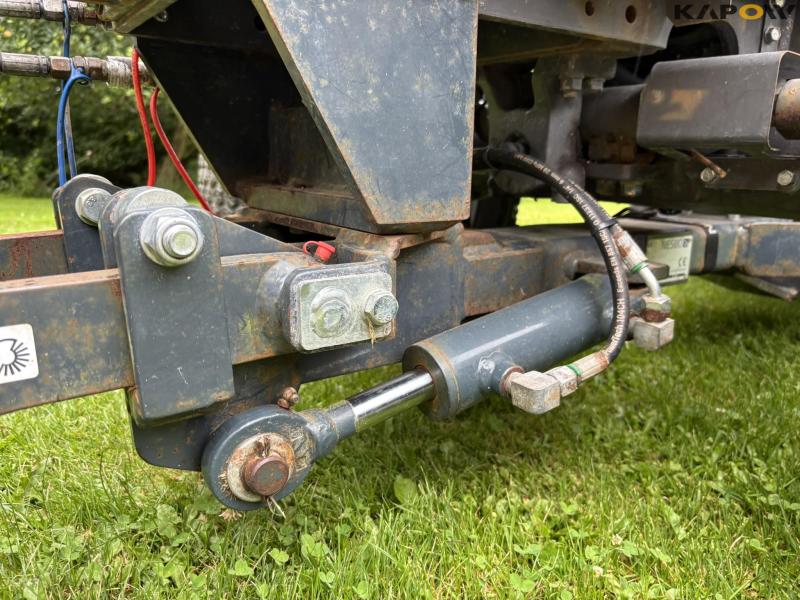 Massey Ferguson 1735 4WD tractor 10