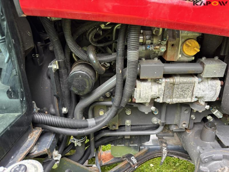 Massey Ferguson 1735 4WD tractor 17