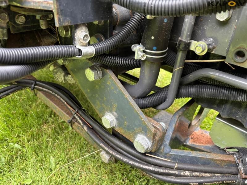 Massey Ferguson 1735 4WD tractor 18