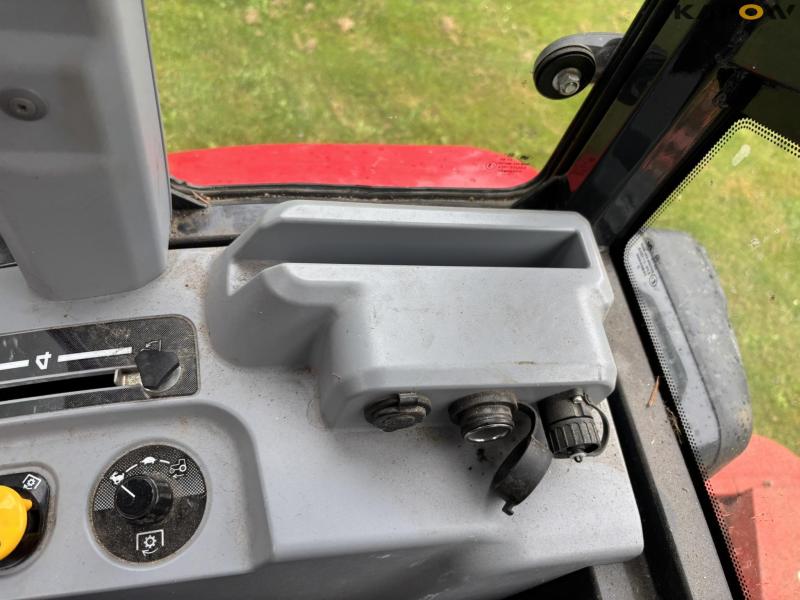 Massey Ferguson 1735 4WD tractor 63