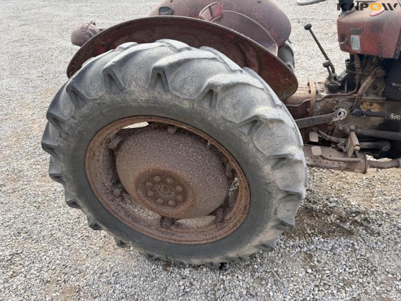 Massey Ferguson 35 tractor 31