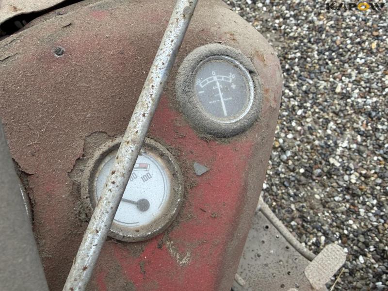 Massey Ferguson 35 tractor 31