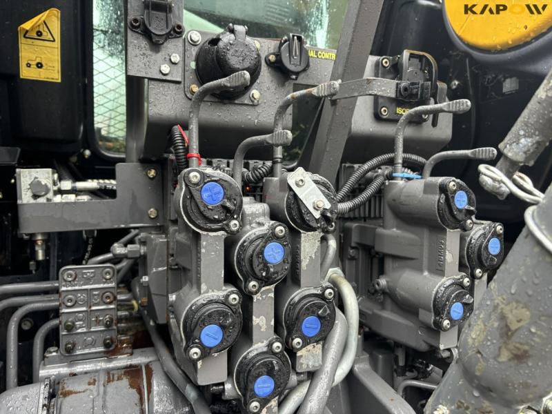 Massey Ferguson 8740S tractor 24