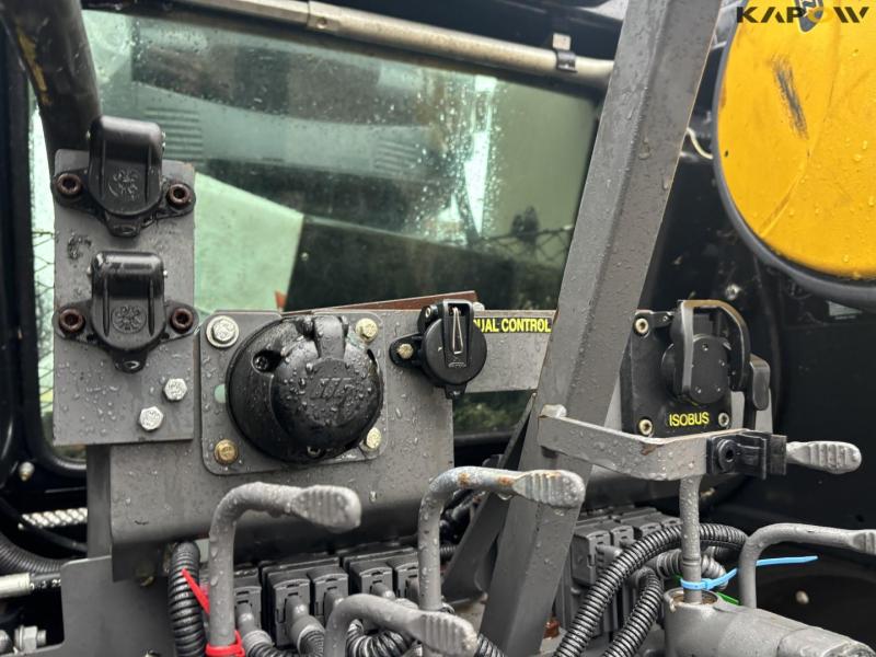 Massey Ferguson 8740S tractor 27