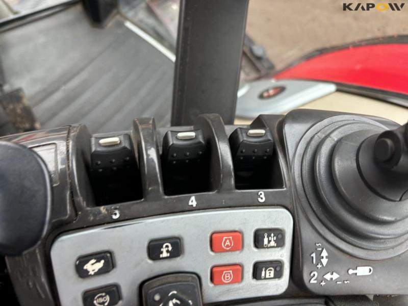 Massey Ferguson 8740S tractor 57