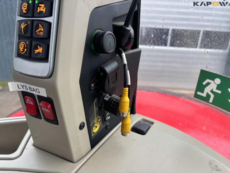 Massey Ferguson 8740S tractor 68