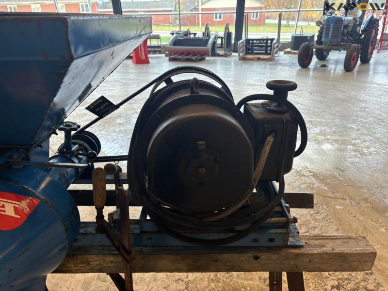 Mica grain roller 12