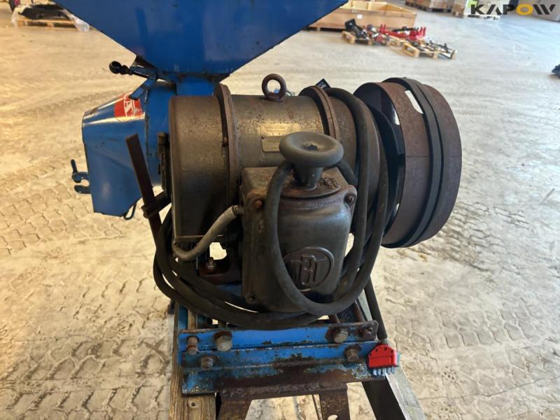 Mica grain roller 13