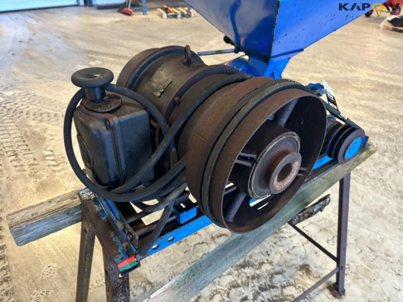 Mica grain roller 14