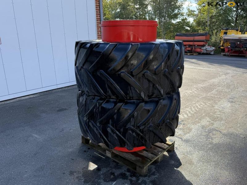 Michelin 600/65-R28 twin wheels 3