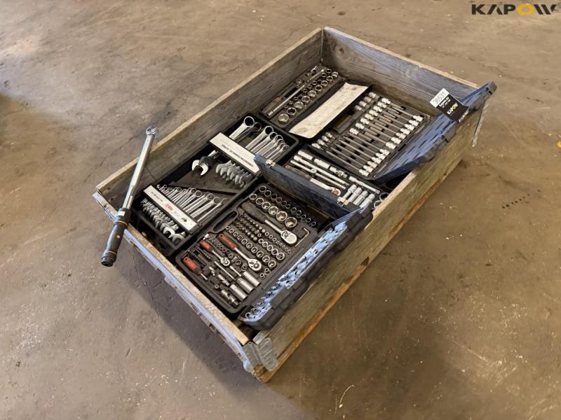 Torque wrench and socket set 7