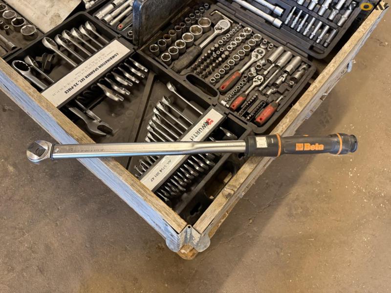Torque wrench and socket set 8