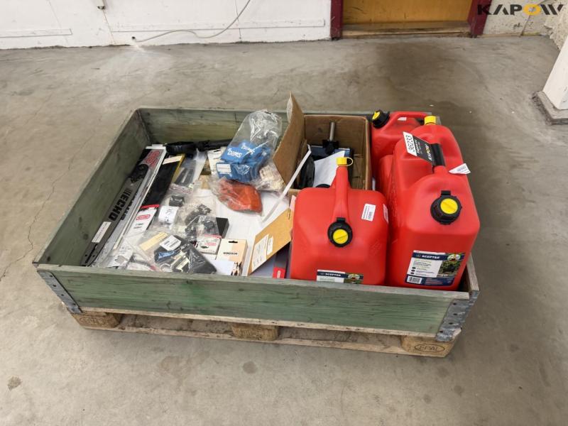 Chainsaw accessories and cans 2