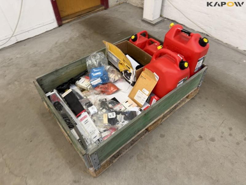 Chainsaw accessories and cans 3